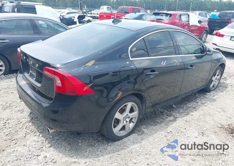 2013 Volvo S60 T5 Platinum z USA, uszkodzony, nr VIN YV1612FH1D2172607